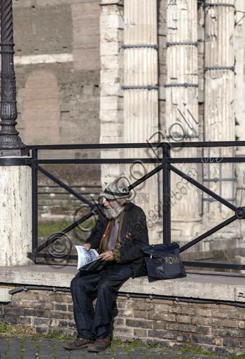 Veduta architettonica dei Mercati di Traiano a Roma con la figura di un viandante nel Foro