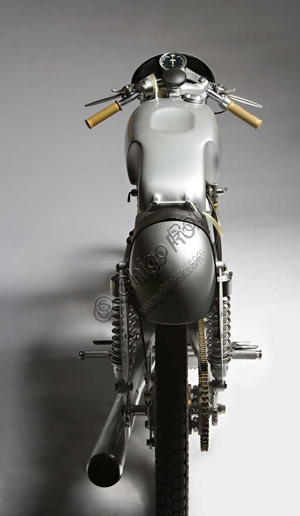 Moto d'epoca Mondial 175 del 1954, monocilindrico italiano da competizione in condizioni restaurate