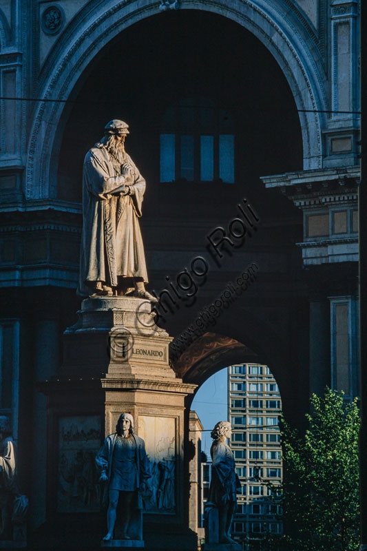Monumento scultoreo a Leonardo da Vinci in Piazza della Scala, Milano, opera di Pietro Magni del 1872