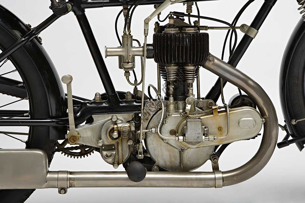Moto d'epoca AJS ES 350 del 1925, modello restaurato con motore monocilindrico