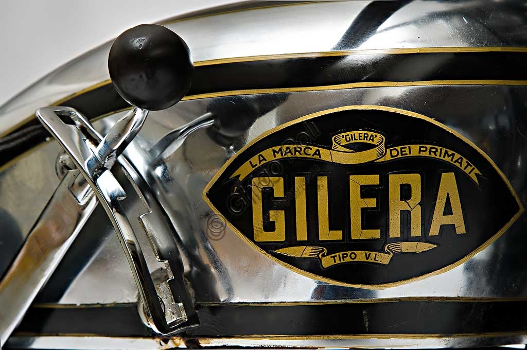 Moto d'epoca Gilera Gran Sport 350 del 1931 perfettamente restaurata, vista laterale