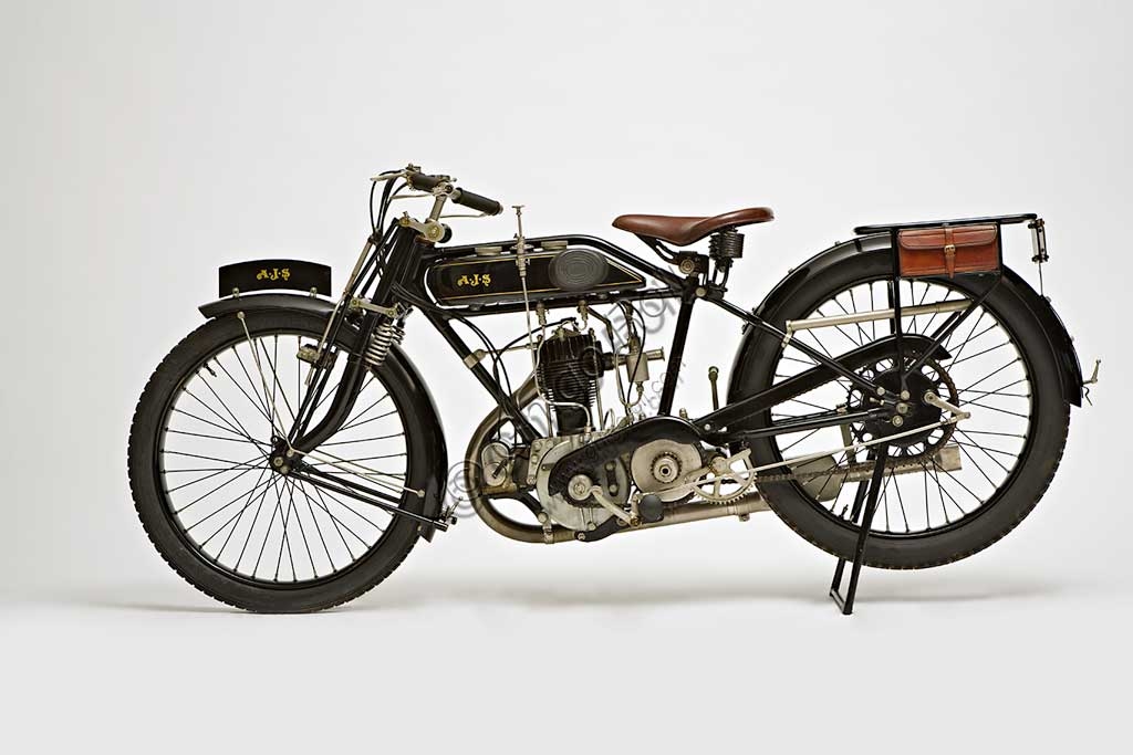 AJS ES 350 del 1925, motocicletta d'epoca restaurata di colore nero con motore a valvole laterali 350cc