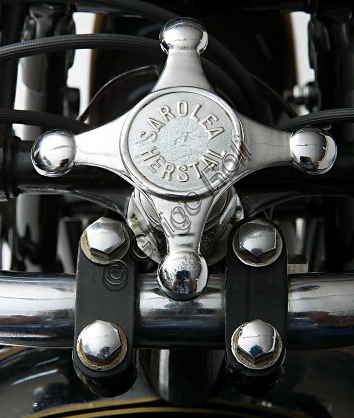 Fotografia professionale di una Moto Guzzi V7 Classic d'epoca restaurata, esempio di moto storica italiana