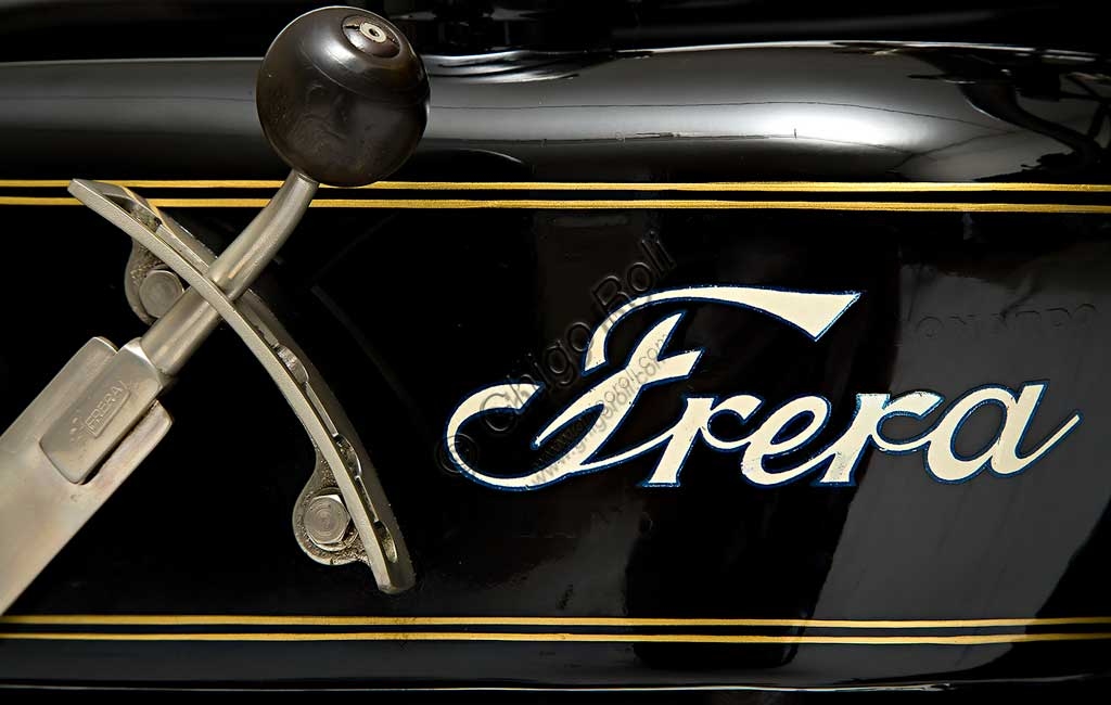Motocicletta d'epoca Frera SK 350 modello 1928 perfettamente restaurata, in primo piano il motore monocilindrico e il telaio