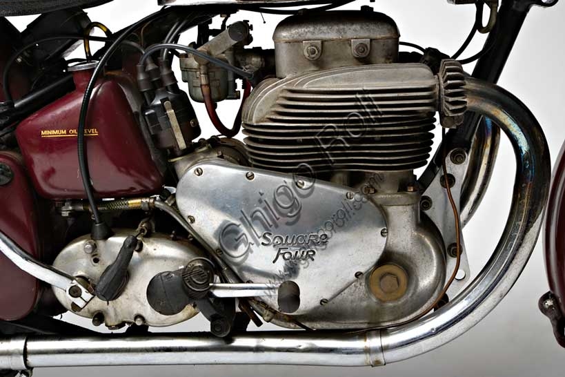 Motore e telaio dell'Ariel Square Four Mk1 del 1950, motocicletta d'epoca britannica con cilindrata 995 cc