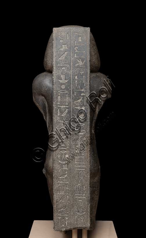 Statua in pietra di Uahibra, funzionario egizio, Museo Civico Archeologico di Bologna, inventario EG 1820
