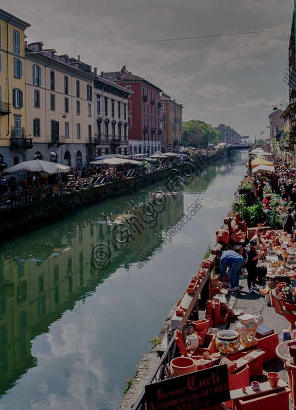 Veduta del Naviglio Grande a Milano durante la festa Navigli in fiore