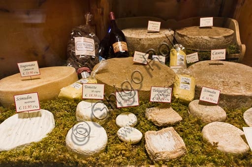 Interno del negozio La Sceleira a Bormio con esposizione di formaggi tipici valtellinesi DOP come Bitto, Casera e Scimudin