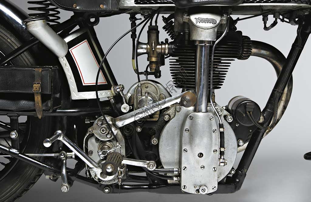 Moto d'epoca Norton 500 CS1 Camshaft One del 1928 restaurata, vista laterale che mostra il motore e la forcella Webb