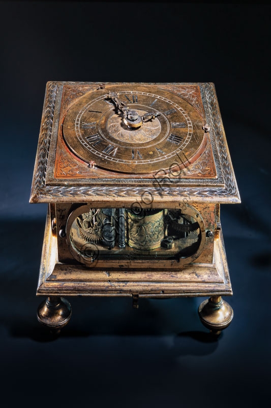 Orologio da tavolo antico di provenienza asburgica con meccanismo a ripetizione delle ore, esposto al Museo della Scienza di Milano.