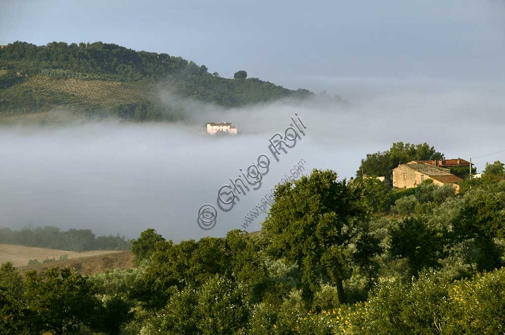 Panorama delle colline nelle nuvole nei pressi di Saragano, in Umbria - Paesaggio collinare