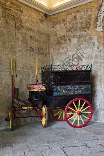 Androne del Palazzo dei Normanni a Palermo con piccola carrozza storica, vista verso il cortile Maqueda