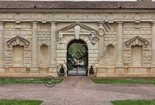Vista del Cortile d'Onore di Palazzo Te a Mantova verso l'ingresso ovest