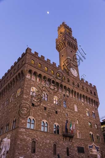 Facciata di Palazzo Vecchio con torre di Arnolfo in Piazza della Signoria a Firenze