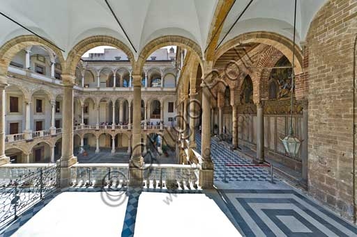 Veduta del Cortile Maqueda nel Palazzo dei Normanni (Palazzo Reale) a Palermo, Sicilia