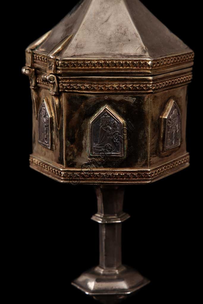 Particolare di pisside poligonale in argento dorato e sbalzato, Duomo di Monreale, XVI secolo