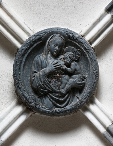 Sculptural keystone with Madonna and Infant Jesus by Giovanni Gagini, 1452, vault of De Marini Chapel, Genoa Cathedral