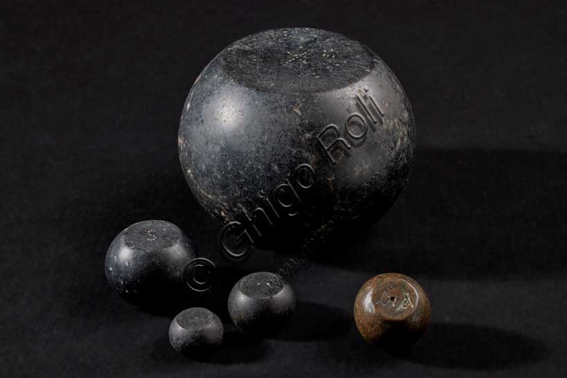 Pesi romani in bronzo e pietra, collezione Museo Civico Archeologico di Bologna, numeri d'inventario ROM 2061, 2065, 2075, 2109, 2126