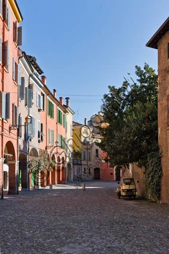 Scorcio di Piazza della Pomposa nel centro storico di Modena