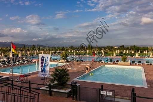 Veduta panoramica delle piscine del resort Poggio all'Agnello immerse nella campagna toscana