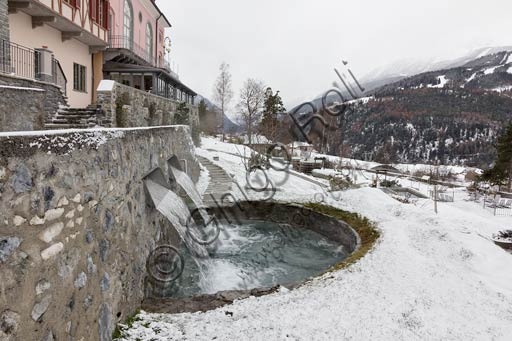 Panoramica delle piscine termali all'aperto dello stabilimento Bagni Nuovi a Bormio, Sondrio
