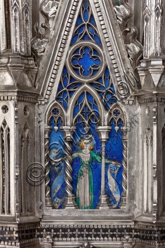 Placchetta smaltata gotica con Sibilla e pergamene in pseudo-cufico, dettaglio dell'Altare d'argento nel Museo dell'Opera del Duomo di Firenze