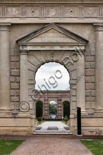 Portale architettonico manierista nel Cortile d'Onore di Palazzo Te a Mantova che immette nel giardino storico