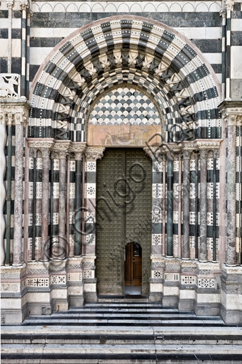 Portale di destra, facciata ovest del Duomo di San Lorenzo a Genova