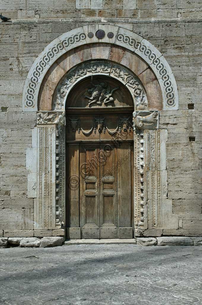 Portale romanico della Chiesa di San Michele Arcangelo a Bevagna, dettaglio dei rilievi scultorei medievali