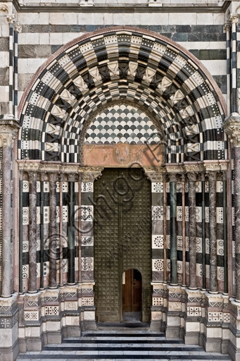 Dettaglio architettonico del portale sinistro della facciata del Duomo di Genova, Cattedrale di San Lorenzo