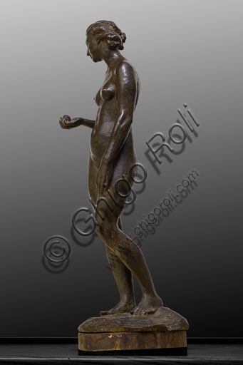 Scultura in bronzo Nudo femminile in piedi di Renzo Baraldi, dettaglio artistico
