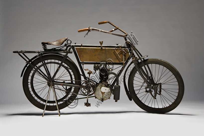 Fotografia della motocicletta d'epoca Zedel-Frera 3 HP del 1903, modello restaurato con motore 350 cc.