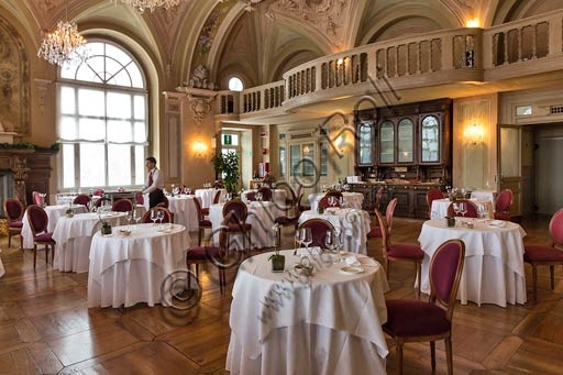 Interno del ristorante Salone dei Balli presso il Grand Hotel Bagni Nuovi, Bormio: tavoli eleganti e decorazioni storiche.