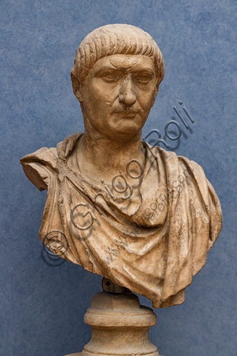 Ritratto scultoreo in marmo dell'imperatore romano Traiano, arte del I secolo d.C.