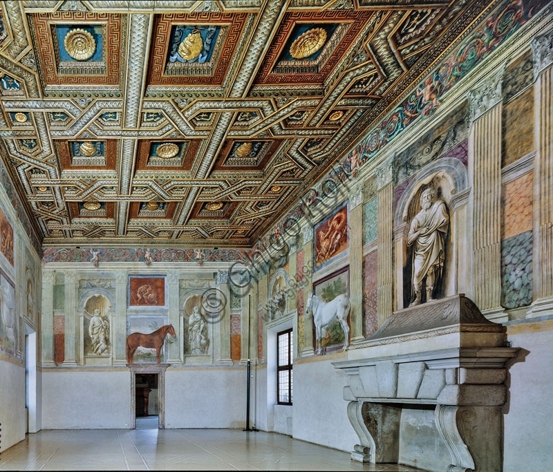 Veduta interna della Sala dei Cavalli con affreschi nel Palazzo Te di Mantova, architettura rinascimentale