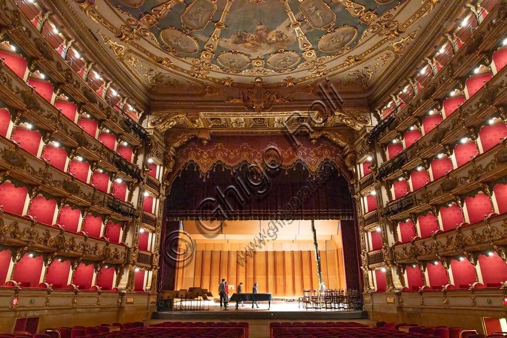 Veduta interna della Sala Grande con palcoscenico del Teatro Grande di Brescia, architettura neoclassica