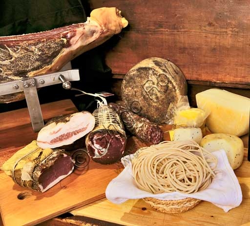 Selezione di salumi e formaggi tipici italiani e toscani in un tagliere tradizionale