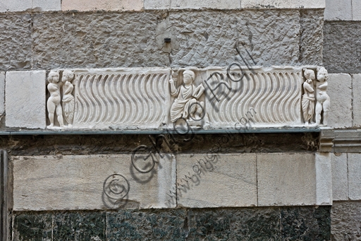 Fronte di sarcofago romano strigilato con scene di Amore e Psiche, Duomo di Genova (S. Lorenzo)