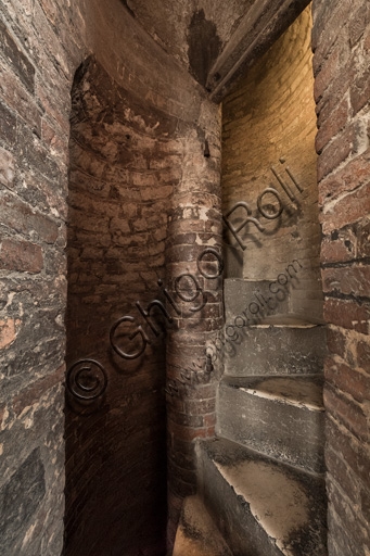 Scala a chiocciola in pietra interna alla Torre Ghirlandina di Modena, vista verso l'alto