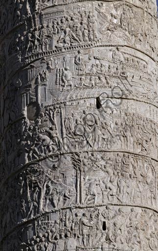 Scultura romana della Colonna Traiana con scene delle Guerre Daciche