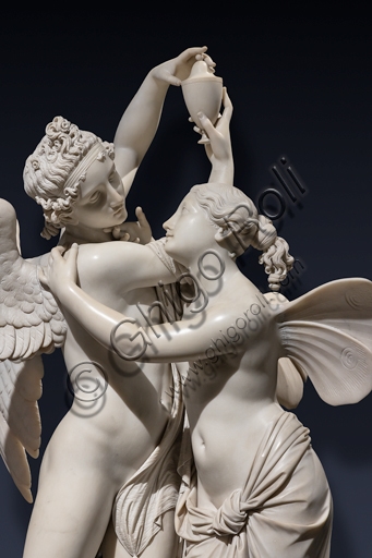 Scultura in marmo Amore e Psiche di Giovanni Maria Benzoni, particolare del 1845