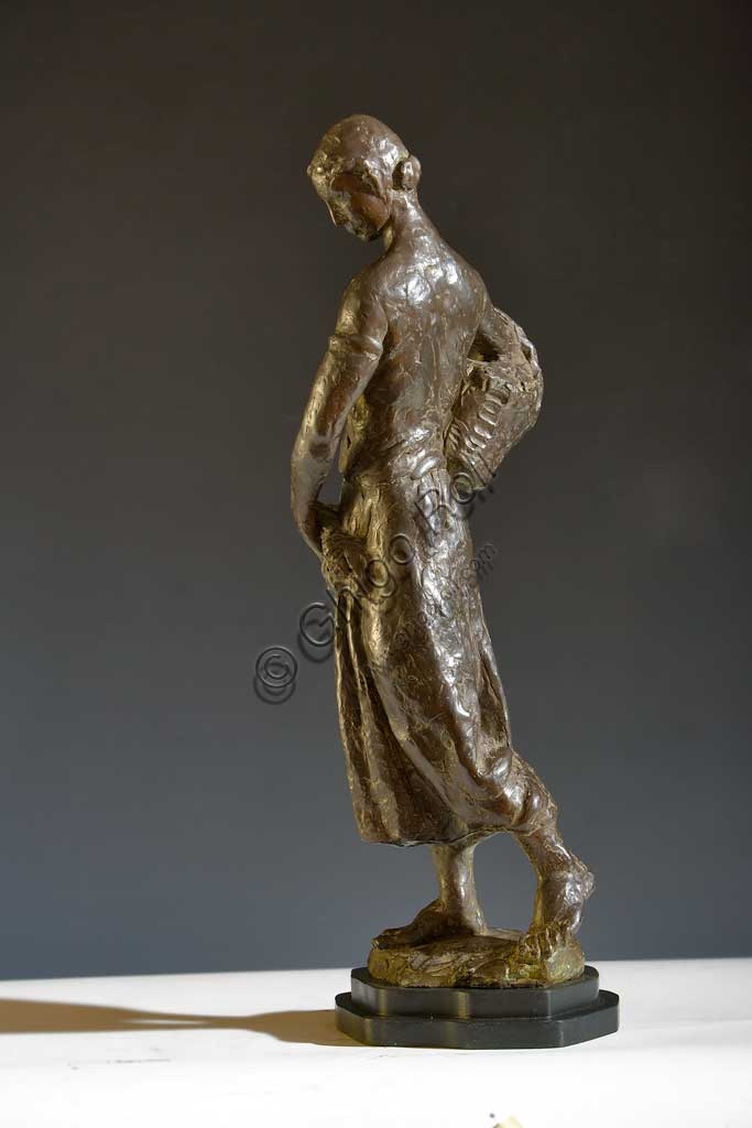Scultura in bronzo L'Erbivendola dello scultore italiano Giuseppe Graziosi, Collezione Assicoop-Unipol