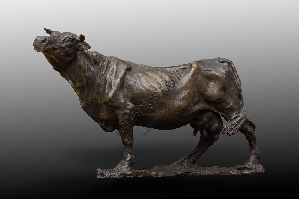 Scultura in bronzo Mucca di Giuseppe Graziosi, opera d'arte animalier italiana primo Novecento