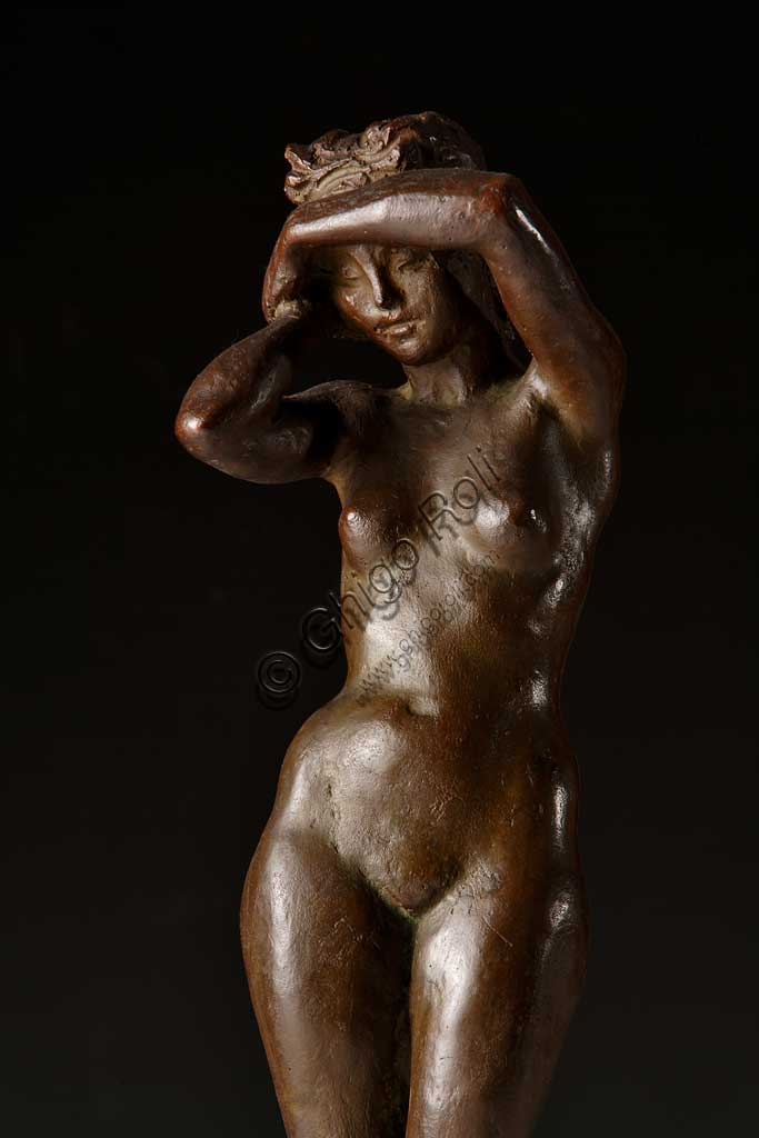 Particolare della scultura in bronzo Nudo di donna dello scultore italiano Ivo Soli, Collezione Assicoop-Unipol