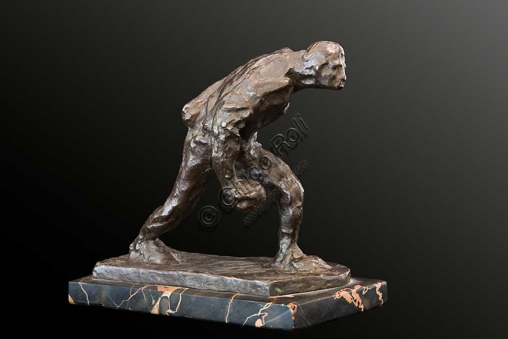 Scultura in bronzo 'Il Giocatore di Bocce' di Ubaldo Magnavacca, Collezione Assicoop Unipol, cm. 18x20x10