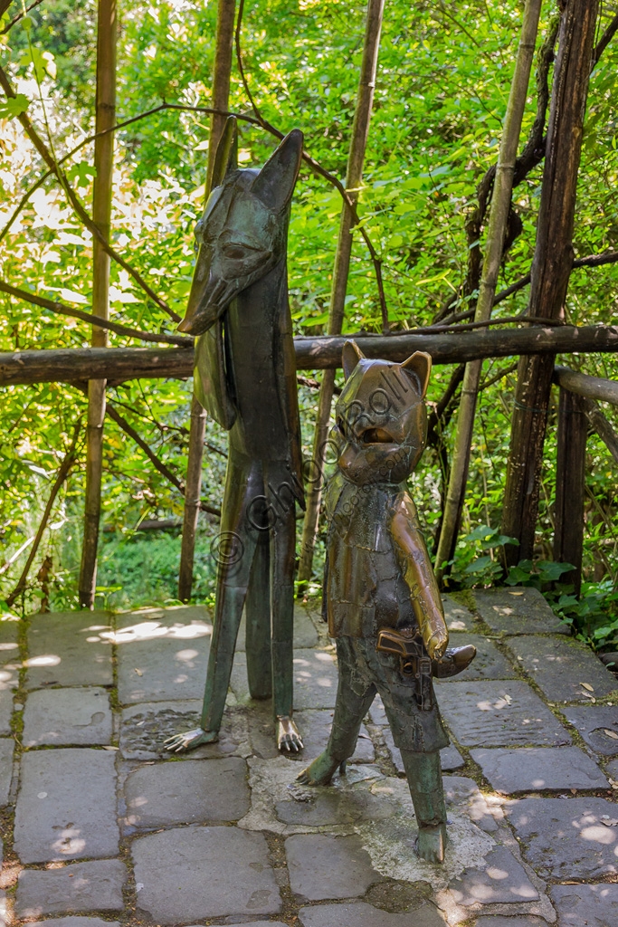 Scultura in bronzo e acciaio Il Gatto e la Volpe di Pietro Consagra nel Parco di Pinocchio a Collodi