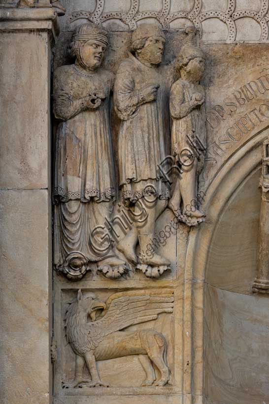 Scultura grifone e bassorilievo pellegrini, Duomo di Fidenza, opere vicino al Re David di Antelami