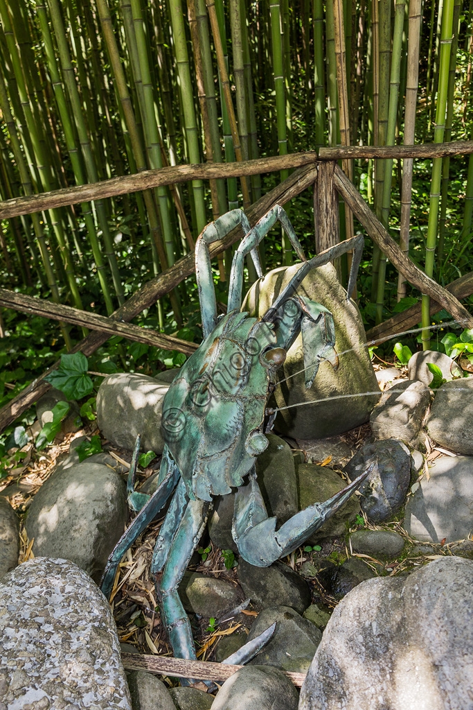 Scultura Il Granchio di Pietro Consagra in bronzo e acciaio al Parco di Pinocchio