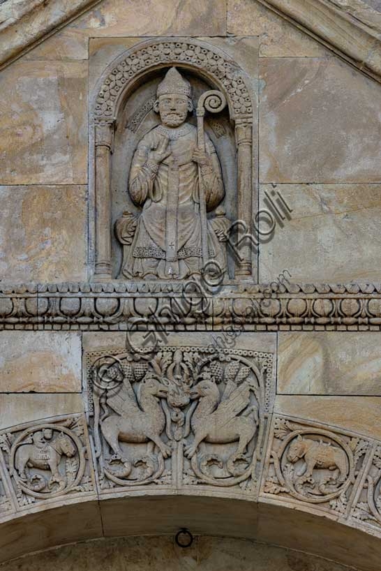 Scultura romanica del Vescovo, timpano portale destro Duomo di Fidenza, opera di Benedetto Antelami