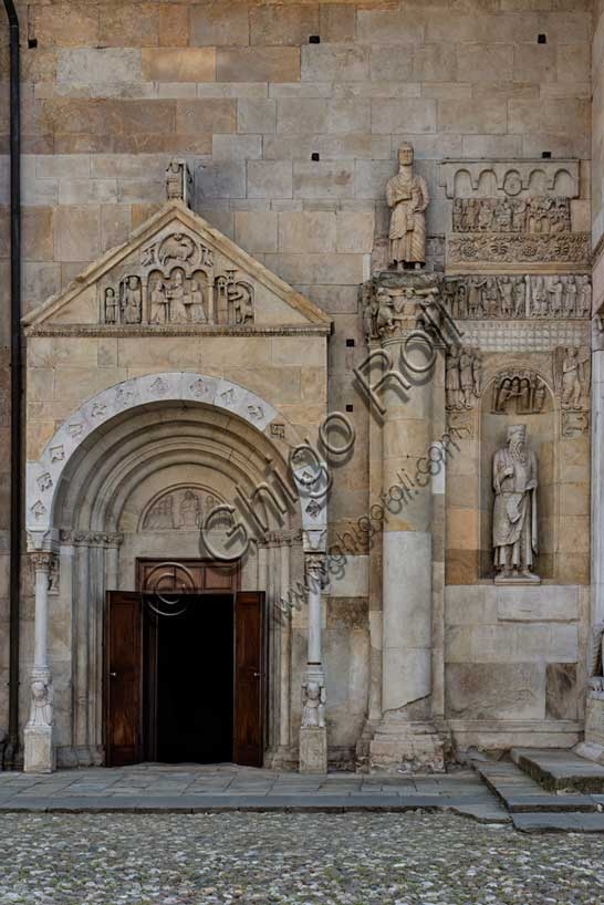 Dettaglio scultoreo del portale sinistro della Cattedrale di San Donnino a Fidenza, Emilia-Romagna